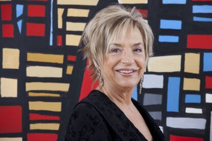 Rosalía Mera posando en 2010 en una de las estancias de la Fundación Paideia, de ayuda a los minusválidos, con la que colaboraba.