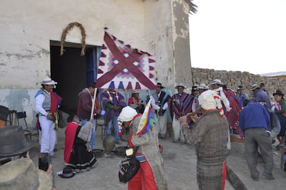 Miembros del ayllu San Lucas interpretando instrumentos durante la celebración de la fiesta de la Candelaria de los cuatro ayllus de San Lucas, en San Lucas, cerca a la ciudad de Chuquisaca. Imagen tomada en febrero de 2023 y cedida por el Archivo y Biblioteca Nacionales de Bolivia (ABNB).