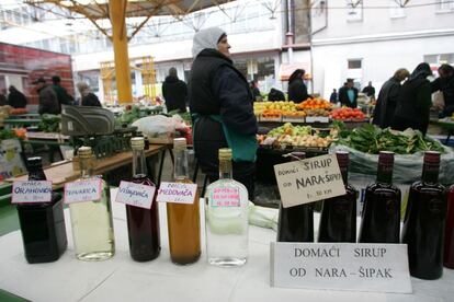 Venta de licores caseros en el Mercado de la ciudad de Sarajevo. En febrero de 1994, una bomba lanzada sobre este lugar, causó decenas de muertos.