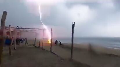 Video de redes sociales muestra la caída de un rayo en la playa Maruata, en el municipio de Aquila, Michoacán el 18 de septiembre 2023.