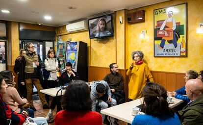 Uno de los momentos de una sesión de lectura en uno de los bares cercanos al museo, actividad enmarcada en el programa 'Intemperie'.