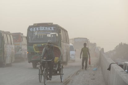 Una niebla tóxica inunda la ciudad de Daca (Bangladesh).