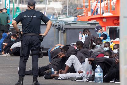 Un grupo de inmigrantes subsaharianos espera, el 23 de noviembre, en el muelle de Arguineguín a ser trasladados a las instalaciones de Barranco Seco.