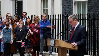 El nuevo primer ministro del Reino Unido, Keir Starmer, se dirige a los medios en Downing Street, este viernes.