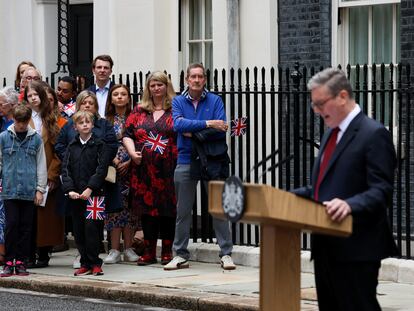 El nuevo primer ministro del Reino Unido, Keir Starmer, se dirige a los medios en Downing Street, este viernes.
