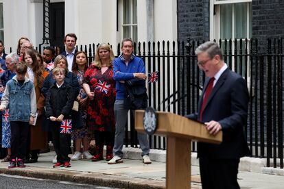 El nuevo primer ministro del Reino Unido, Keir Starmer, se dirige a los medios en Downing Street, este viernes.