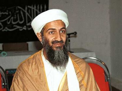 El líder de Al Qaeda, Osama Bin Laden, con un rifle Kaláshnikov en las manos.