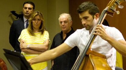 La consejera de Presidencia, Susana D&iacute;az, en un ensayo junto al director Daniel Barenboim.