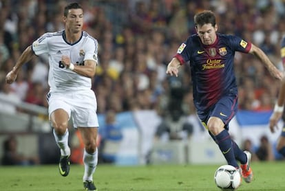 Messi con el bal´n junto a Cristiano.