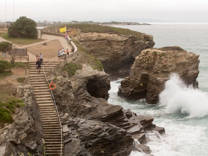 Ciudadanos en la playa de Las Catedrales, en la comarca gallega de A Mariña (Lugo).