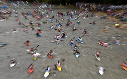 Los participantes inician el descenso de 20 km.