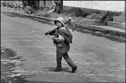 Un niño fotografiado en el campo ecuatoriano.