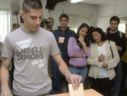 La candidata de IU a la Comunidad de Madrid, Inés Sabanés, observa votar por pimera vez a su hijo Javier.