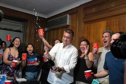 Mario Desbordes celebra su triunfo como ganador a alcalde del municipio de Santiago, el 27 de octubre.