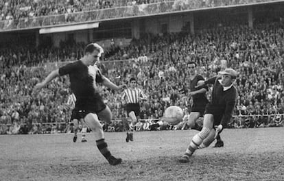 Kubala marca ante Carmelo, del Athletic, en la final de Copa de 1953.