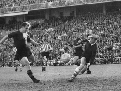 Kubala marca ante Carmelo, del Athletic, en la final de Copa de 1953.