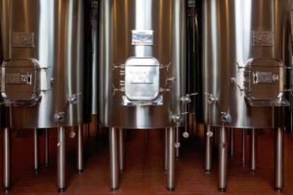 La limpieza es marca de la casa en las bodegas de Vega Sicilia. En la foto, la moderna sala de fermentación.