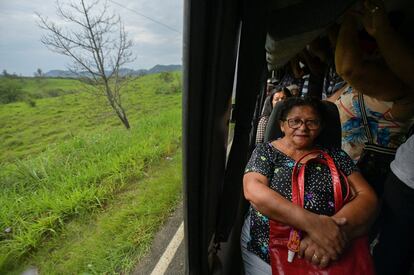 Marina Clara Ferreira Flausino y otros ciudadanos, toman el camión en una zona rural del Estado de Minas Gerais para ir a votar Assentamento Denis Goncalves.