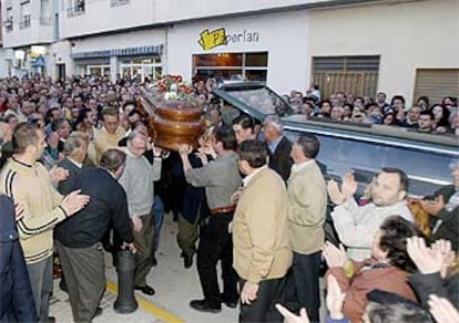 El féretro de Juanito Valderrama, a su llegada a Torredelcampo (Jaén), pueblo que le vio nacer hace 87 años.