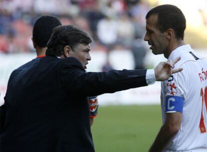 Camacho da órdenes a Puñal, una de las bajas del equipo en el partido de hoy.