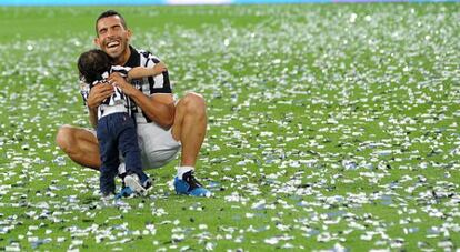 Tévez festeja con su hijo pequeño el título de Liga