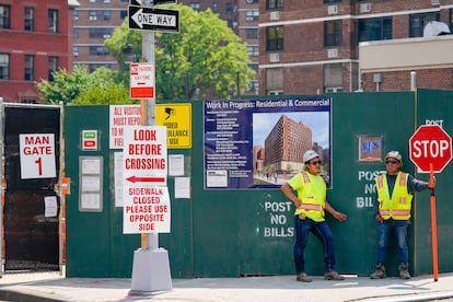 Trabajadores en el exterior de una obra en Manhattan (Nueva York).