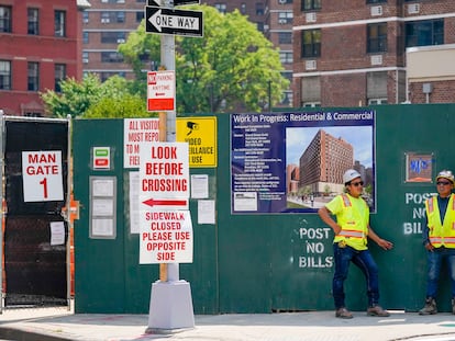 Trabajadores en el exterior de una obra en Manhattan (Nueva York).