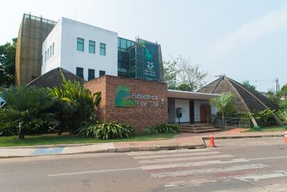 Biblioteca da Floresta que, originalmente, se chamava Biblioteca Marina Silva, inaugurada em 2007. Perdeu o nome depois de uma lei que proibiu batizar com nome de políticos vivos os prédios públicos.