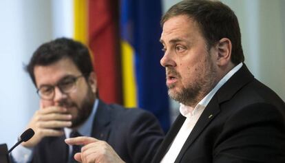 El vicepresidente del Gobierno Oriol Junqueras (d) acompañado del secretario de Economía, Pere Aragonés.
