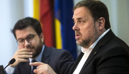 Oriol Junqueras (d) acompanyat del secretari d'Economia, Pere Aragonès.