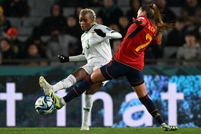 Lushomo Mweemba e Irene Guerrero luchan por la pelota. 