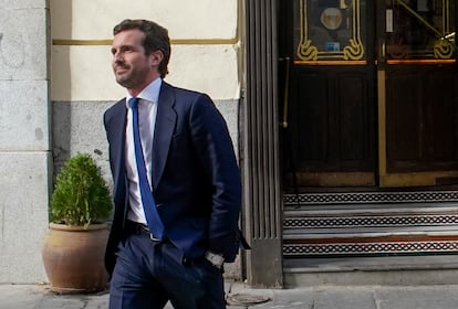 El expresidente del PP Pablo Casado sale de la taberna El Alabardero en Madrid.