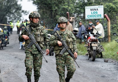 Dos soldados del Ejército colombiano vigilan una de las minas de carbón en donde se presentó una explosión.
