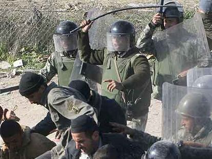 Policías egipcios hostigan con palos a los palestinos para que vuelvan a Gaza.