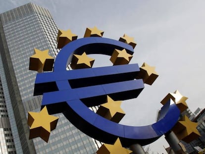 Escultura del euro ante la sede del BCE, en Fráncfort.