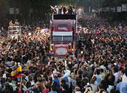 Avance del camión que trasladaba al grupo cubano Los Van Van entre las miles de personas en el desfile.