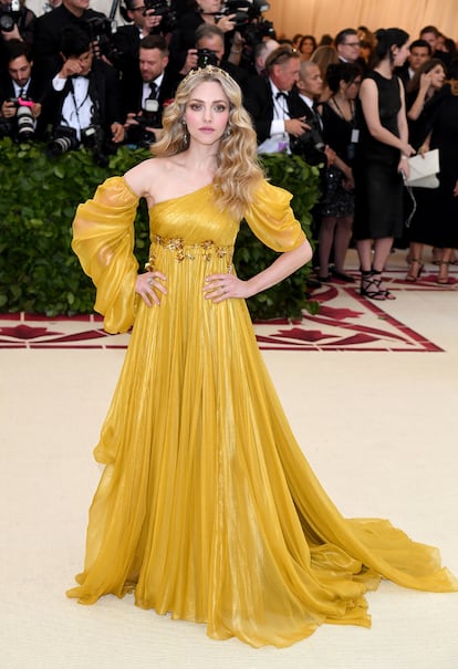 Amanda Seyfried, de Prada.