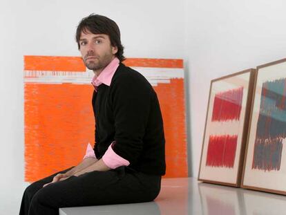 David Rodríguez Caballero, ante algunas de sus obras, expuestas en la Galería Marlborough de Madrid.