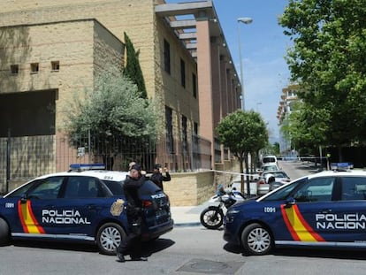La policía investiga en el lugar donde un hombre fue tiroteado el sábado en Marbella. 