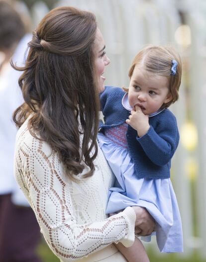 Kate Middleton posa con su hija Carlota en el viaje que realizaron recientemente por Australia y Nueva Zelanda.