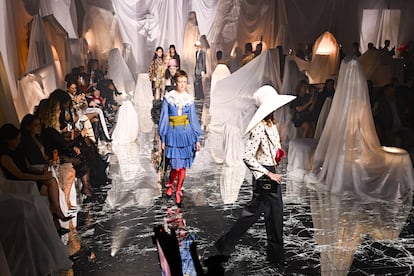 El carrusel final del desfile de Valentino primavera-verano 2025, el primero de Alessandro Michele para la marca.