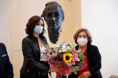 La presidenta de la Comunidad de Madrid, Isabel Díaz Ayuso, recibió este lunes a la presidenta de la Asociación de Vendedores de Prensa de la Comunidad de Madrid (VAP-Avecoma), Remedios Garrido García.