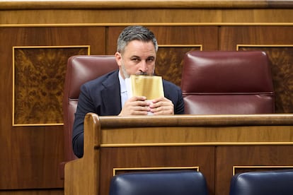 El presidente de Vox, Santiago Abascal, durante el pleno extraordinario en el Congreso de los diputados este martes. 