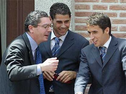 El alcalde de Madrid, Alberto Ruiz Gallardón, habla con Raúl y Hierro en el balcón de la Casa de la Villa.