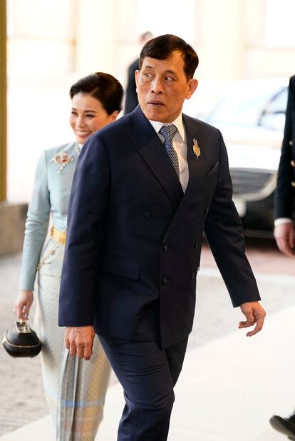 La reina Suthida y el rey Vajiralongkorn de Tailandia, a su llegada a la recepción de este viernes. Representantes de 203 países han viajado hasta Londres para la ceremonia de coronación de Carlos III y la reina Camila.