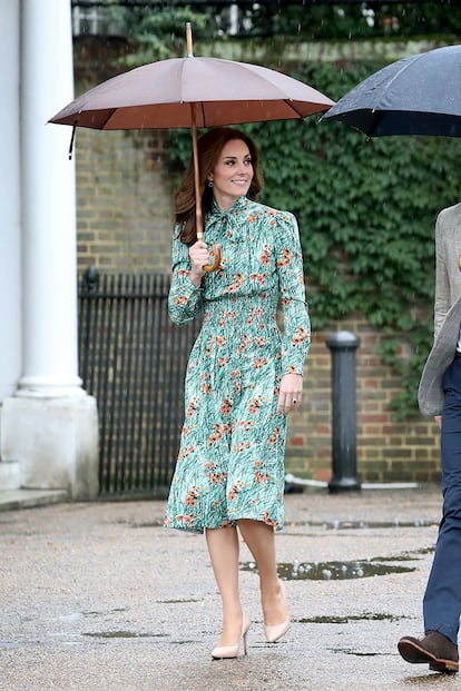 Las particularidades del verano londinense le permiten a la Duquesa de Cambridge lucir flores en un vestido con sofisticada manga larga.