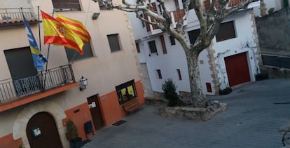 La bandera de España ondea en la fachada del Ayuntamiento de Pontons.