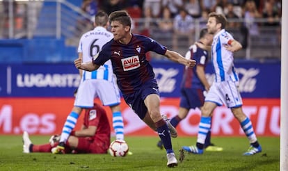 Marc Cardona, del Eibar, celebra un gol ante la Real Sociedad esta temporada.