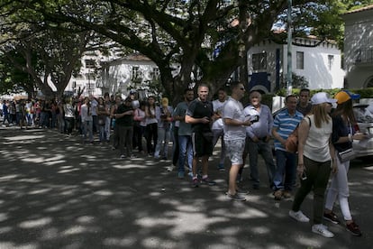 La Mesa de Unidad Democrática (MUD) habilitó centro de votación en 559 ciudades de 101 países. En la imagen, una mesa de Caracas. 