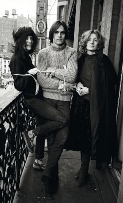 Patti Smith, el m&uacute;sico Eric Andersson y Viva, la estrella de Warhol, en el hotel Chelsea de Nueva York, en 1971.